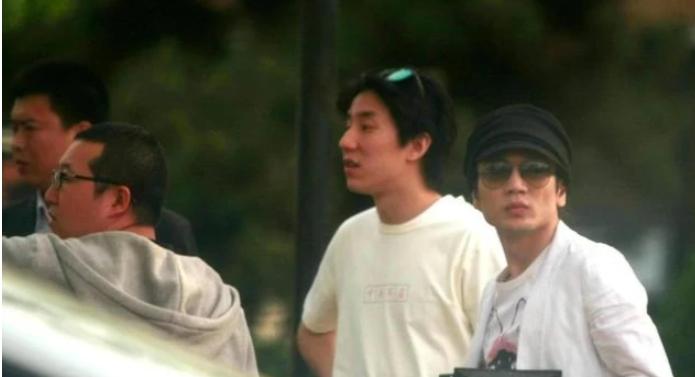 2009年，京城四少的王烁用388万的价格拍下一个紫檀木模型，并将送给周迅，第二