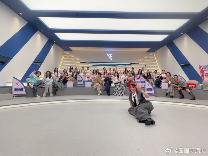 者来女发长文告别乘风2026 者来女发文和乘风2026温柔道别，搭配姐姐们合照回