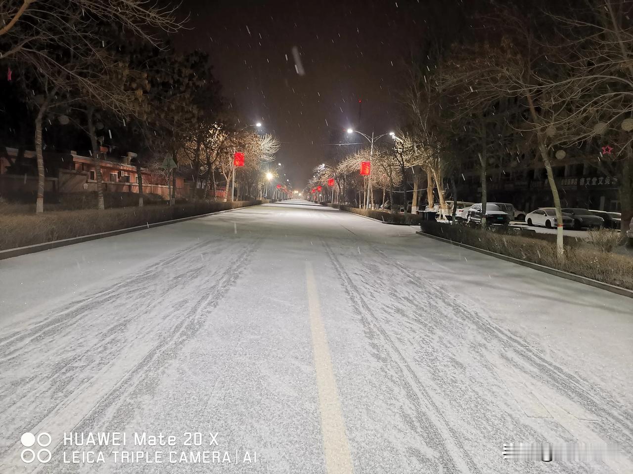 晨跑遇到雪

哈密又下雪了，晨跑时，地上已存在薄薄的一层，雪花还在飘落，跑在雪地