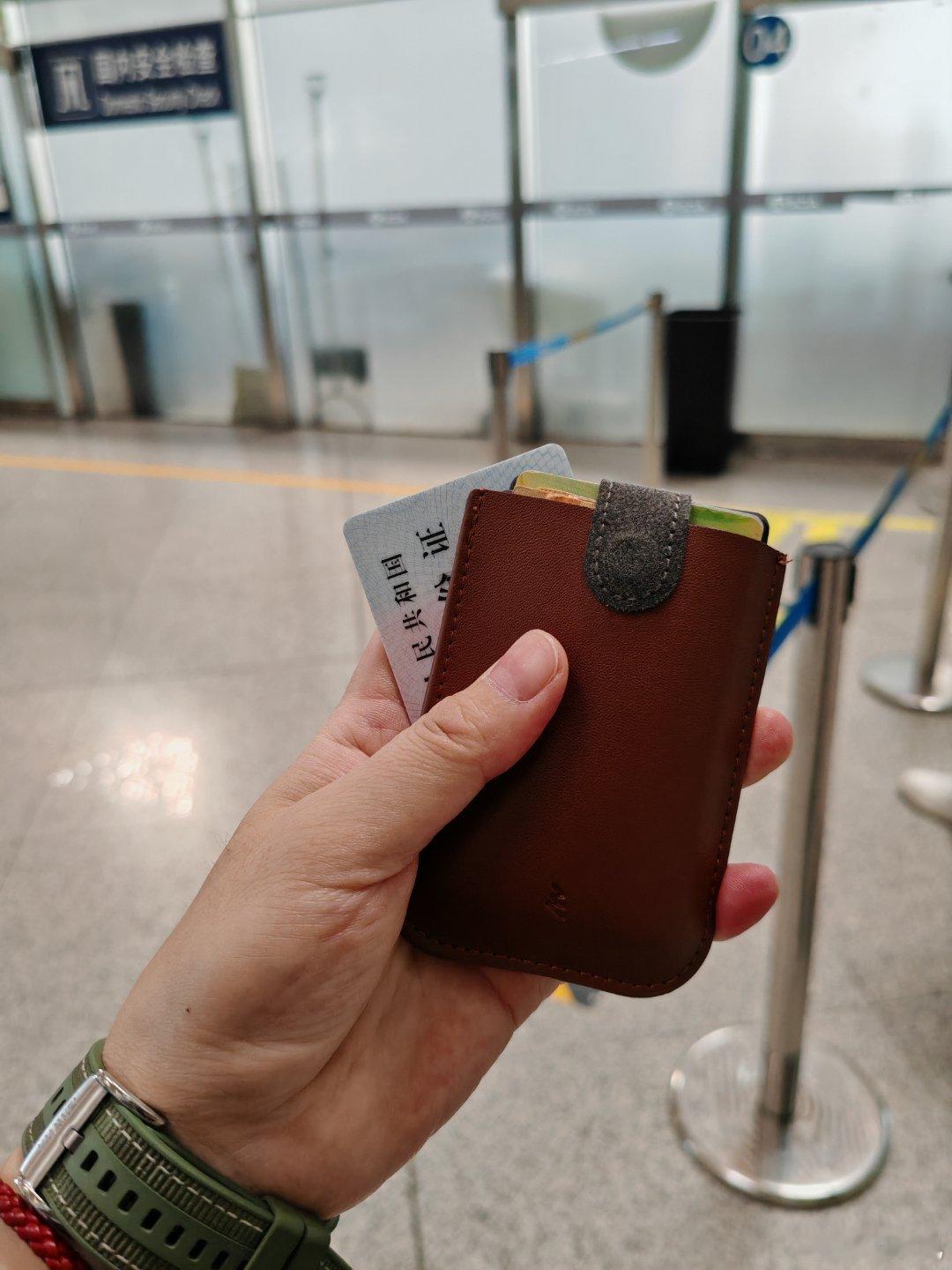 已经过了安检了，发现机票定错目的地了，重新退票买票再出来重新过安检，年纪大了脑子