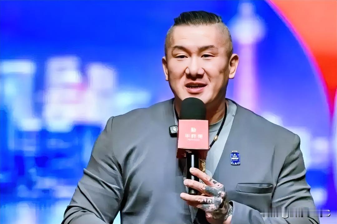 台湾馆长这几天注册了直播账号，在中国成立了公司，直播带货，销量还是很好的，祝馆长