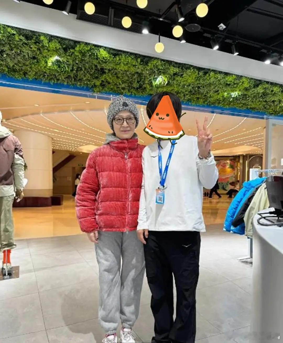 67岁刘莉莉北京逛街被偶遇，做美甲穿衣打扮像30多， 本人超和蔼！ 