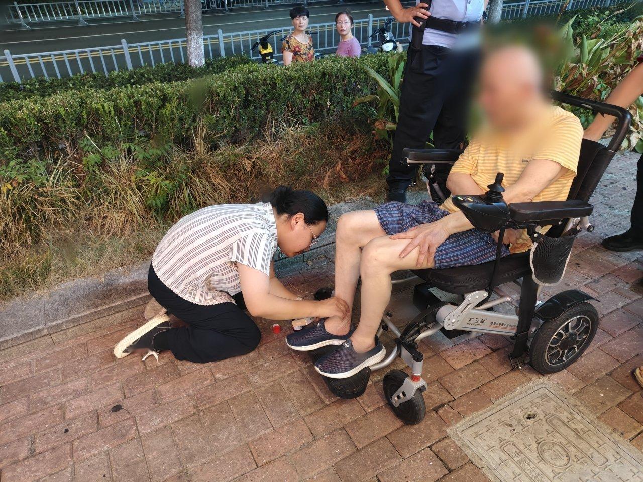 宁波江北这一跪跪出城市温度 近日，宁波江北，民警与社区人员合力，成功帮助一名迷路