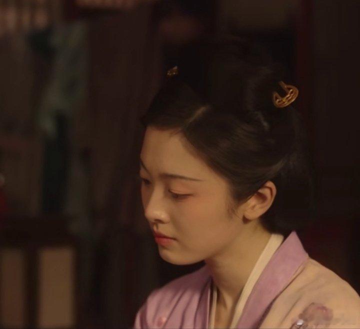国色芳华 《国色芳华》秦胜意：由邵芸饰演。 人物背景  原生家庭不幸：出生于贫穷