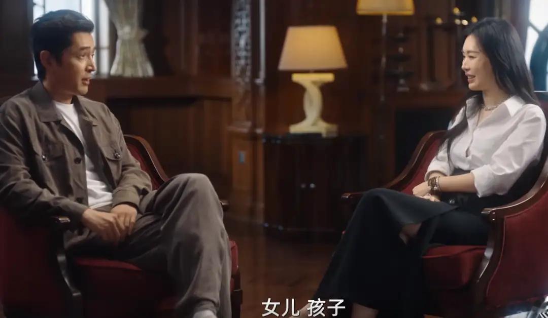胡歌首度公开谈及二胎儿子，坦言更偏爱2岁的女儿。他对妻子的称呼颇为随意，言语间满