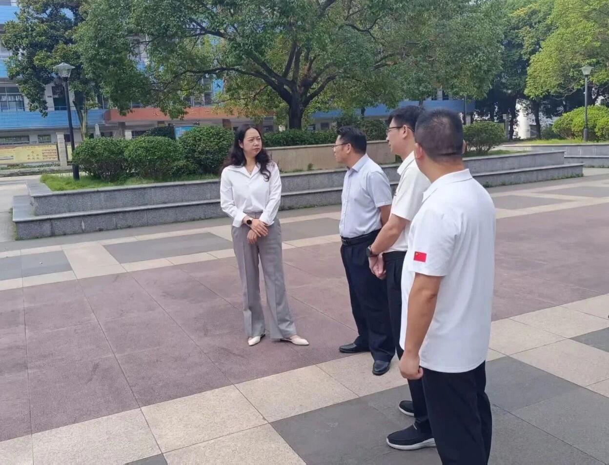 你们猜猜这个女同志是什么身份？

看她的手势，双手交叠在一起，很自然地垂在身前，