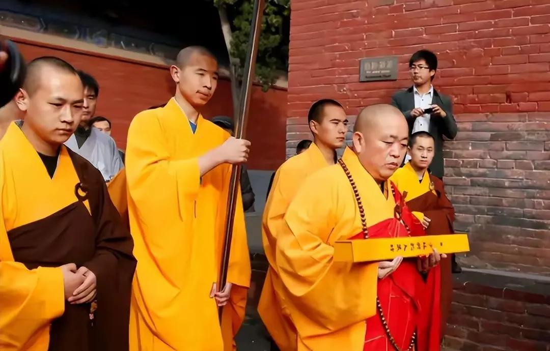 少林寺方丈释永信“翻车”，背后故事比电视剧还精彩。举报人身份曝光后，惊天丑闻被扒