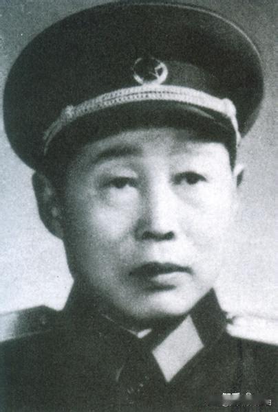 1951年，志愿军师长黄朝天在撤退途中，突然撞见漫山遍野的美军。换成一般人，恐怕