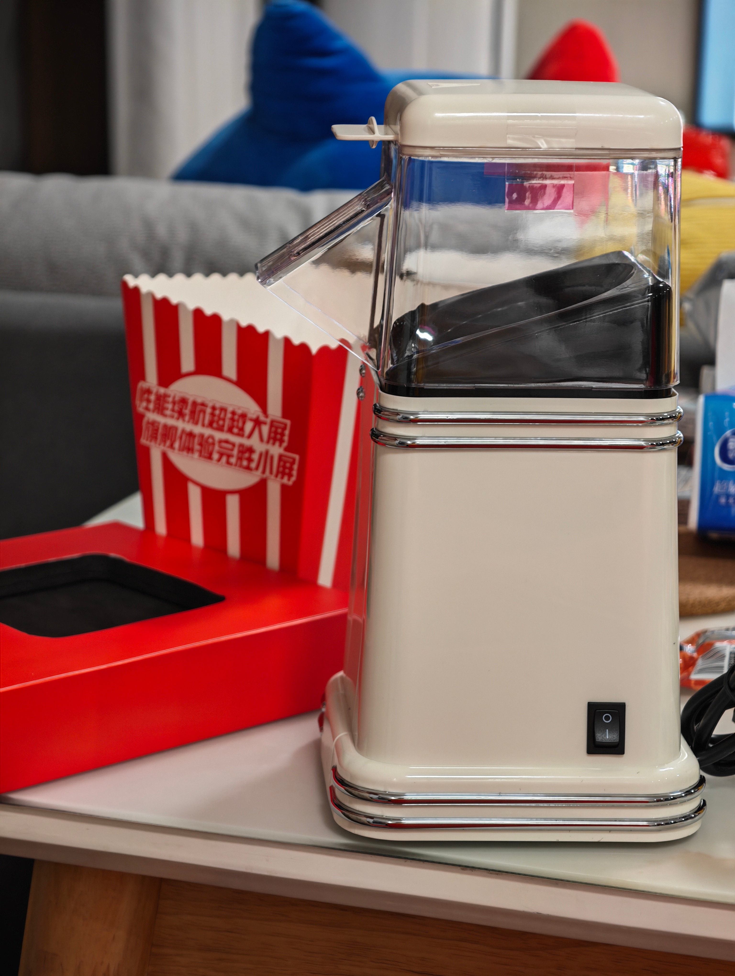 一男子正在研究一加15T邀请函，并想制作一份爆米花 