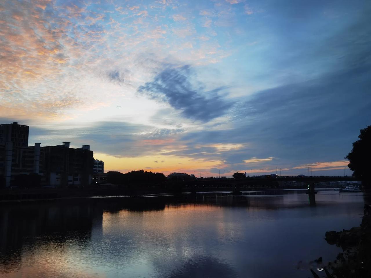 手机随手拍原创图片落日余晖，彩霞舞出漂亮的水彩画[比心]（2025.11.17傍