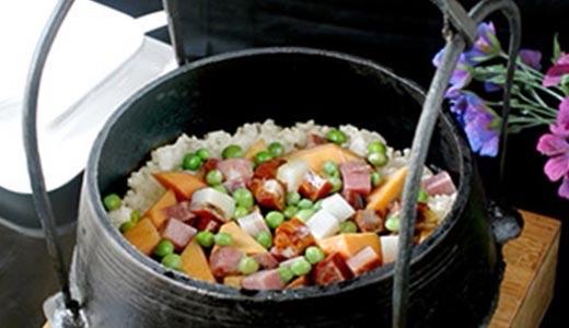 一锅暖心的煲仔饭，米饭、腊肠、豌豆和土豆的完美搭配，暖胃又暖心！🍚🍛🥕🌱