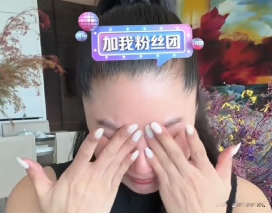 谢贤的这个小女友还真的是有情有义，在直播间说着说着就哭了。
说分手以后再也没有见