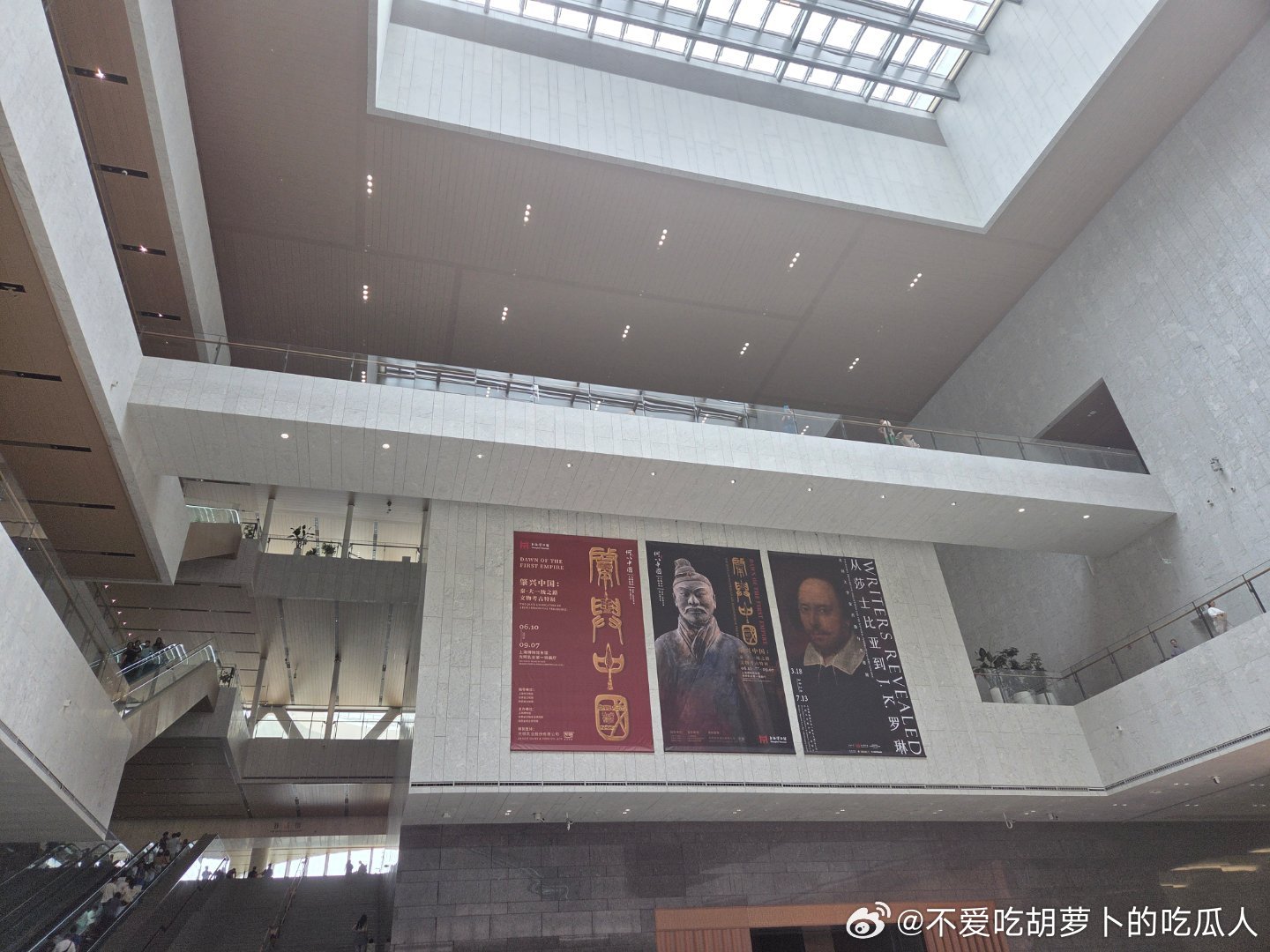 还没到7月，上博东馆人流爆了，外面大排队。今天来看一部分吧，那个展品外面的玻璃真