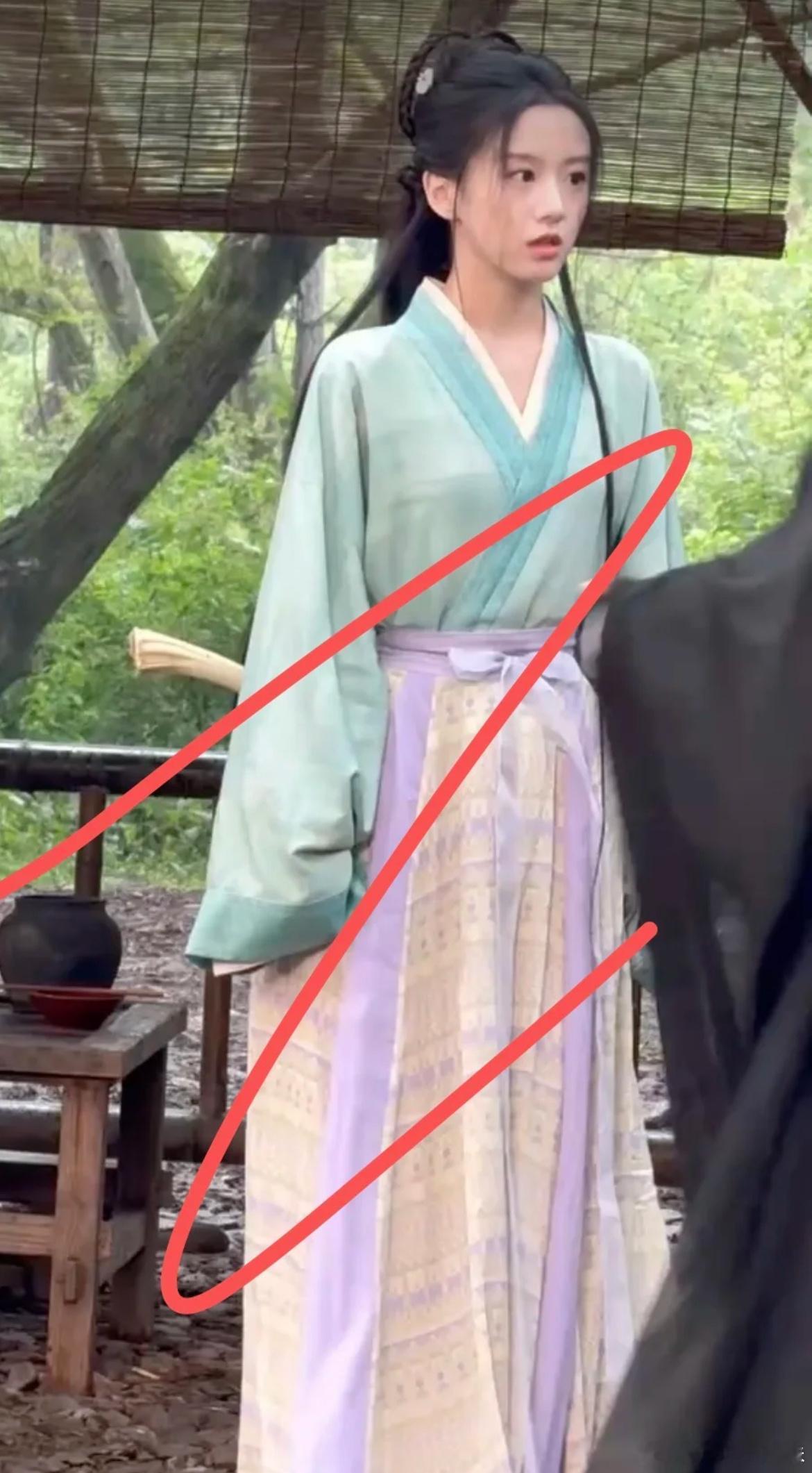江湖夜雨十年灯的造型搭配和衣服质感都很像以前的古装剧。 ​​​