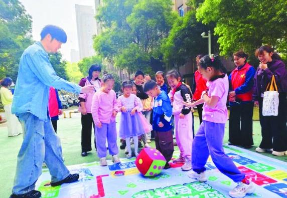 【昔日“卫生死角”变身文明窗口】近日，合肥包河区翰林园小区垃圾分类环保驿站完成整