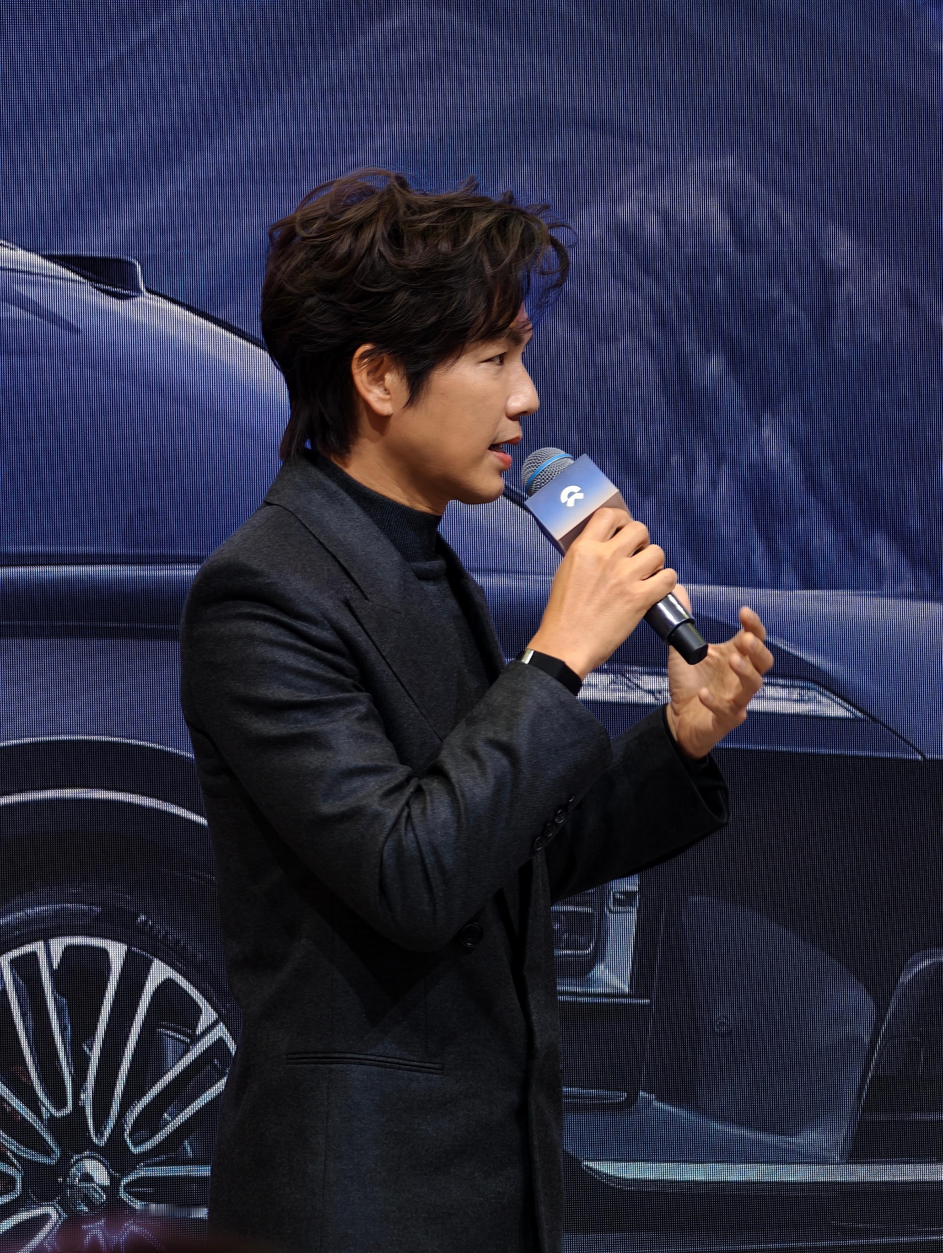 据说斌哥和钟汉良都是 74 年的这么看下来，斌哥创业真的不容易嗷图源：手持 vi