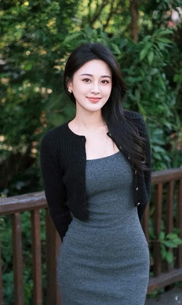 江西一夫妻办完离婚挥手告别，妻子转身蹲地痛哭，不料下一秒超暖