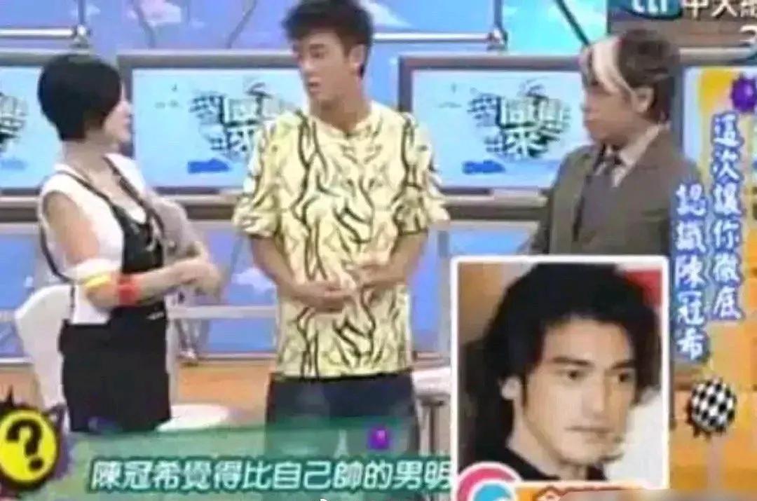 他的脸，不是审美标准，是医学意外。
小S说见到他会“帅到喷尿”。
蔡康永说他像“