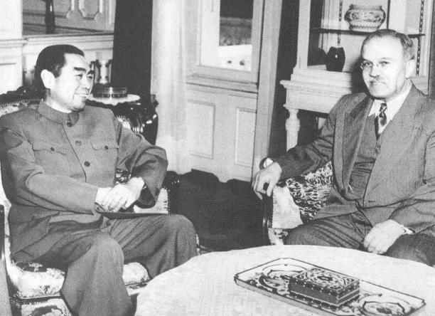 日内瓦会议期间，周恩来同苏联外交部长莫洛托夫交谈