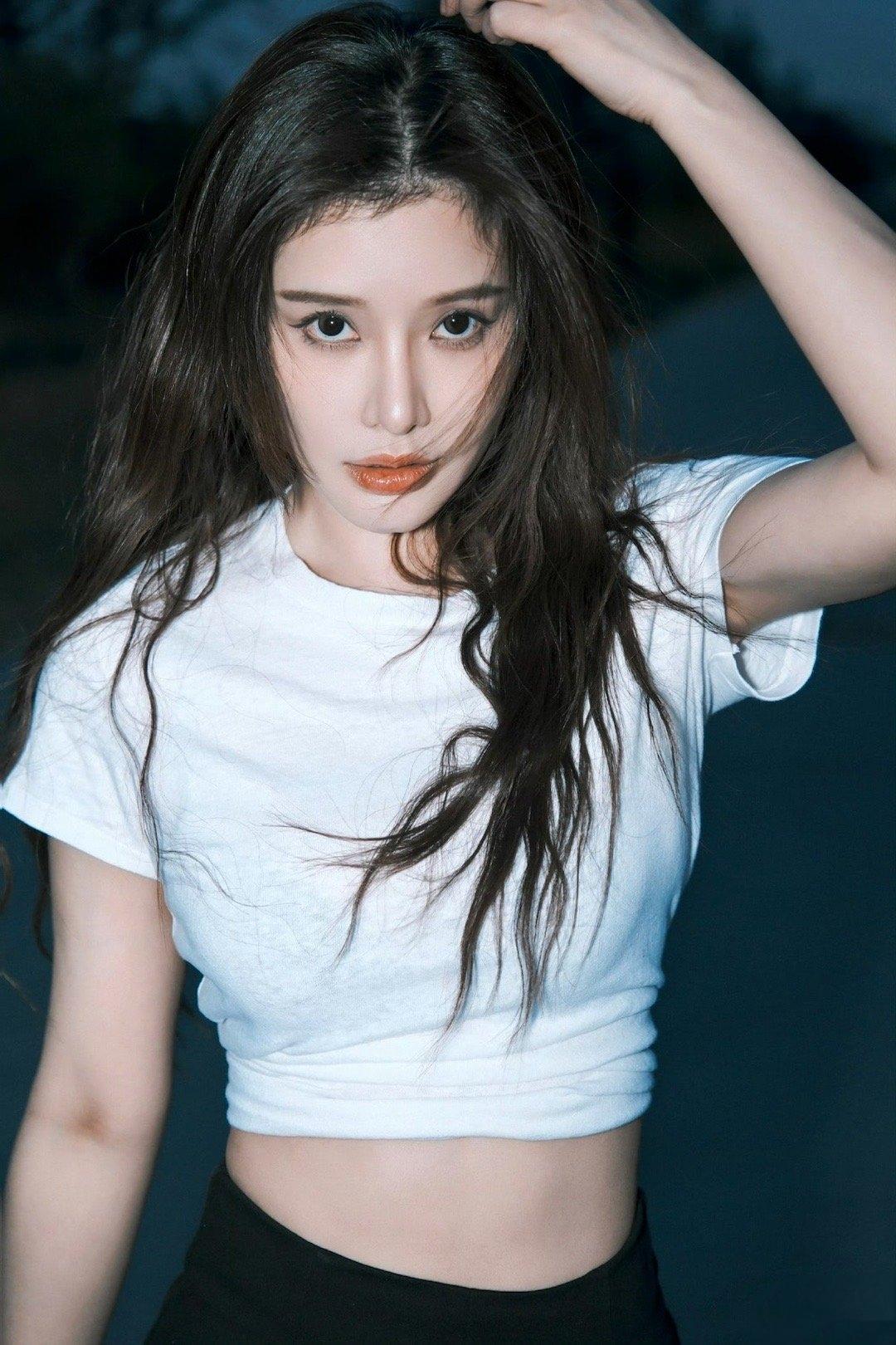 权志龙“坐大腿”传闻：无实锤的闹剧一场

近日，一则“权志龙让易易紫坐大腿上”的