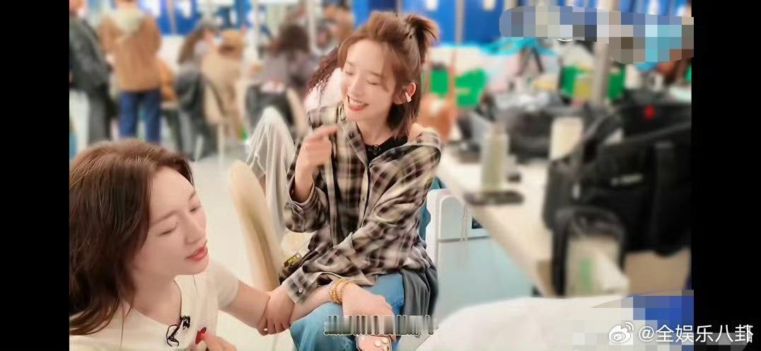 看到你们在后台互相打气的画面，瞬间被治愈了。李小冉唐艺昕收集感动乘风2026