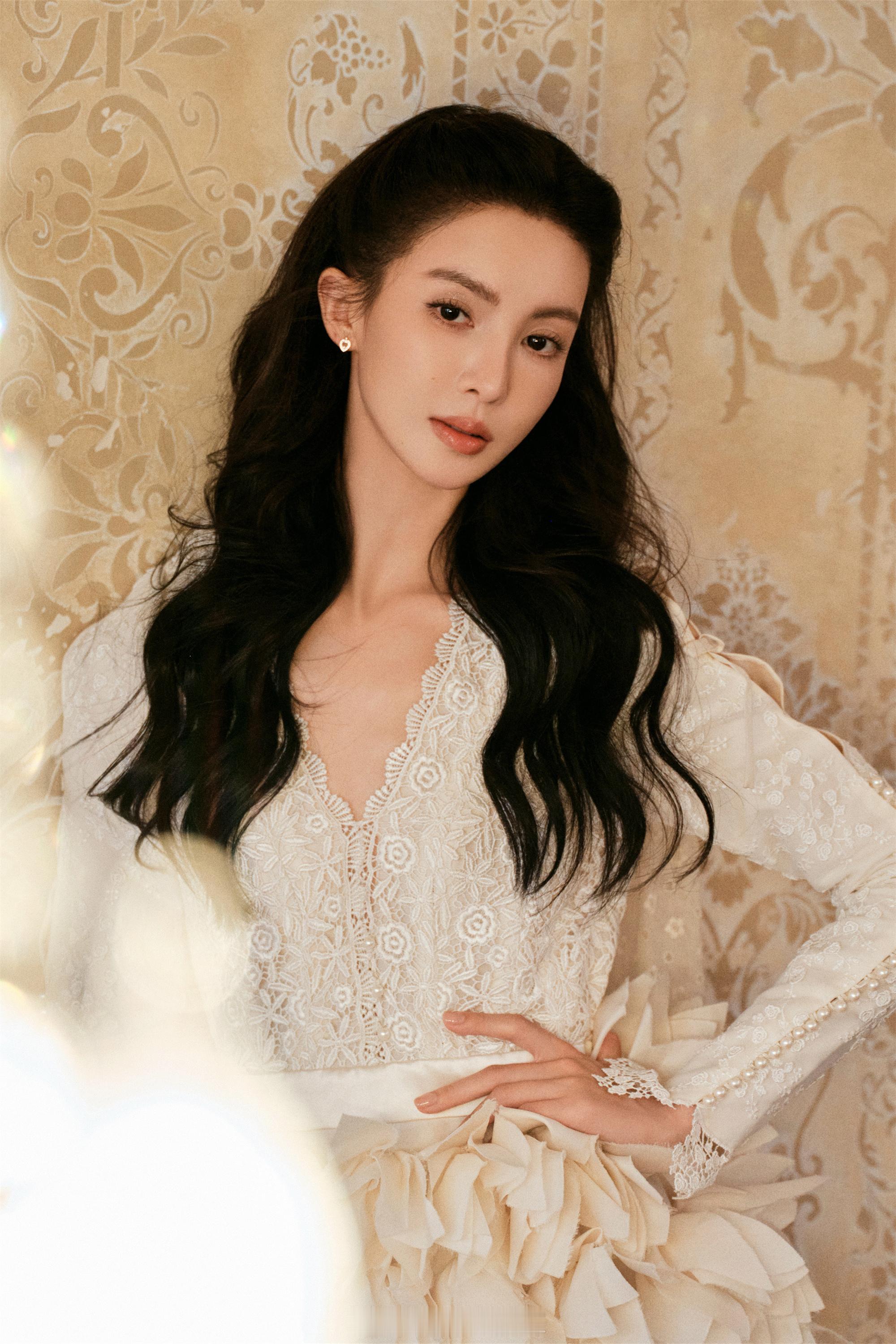 金晨华丽梦境的油画少女 ​​​
