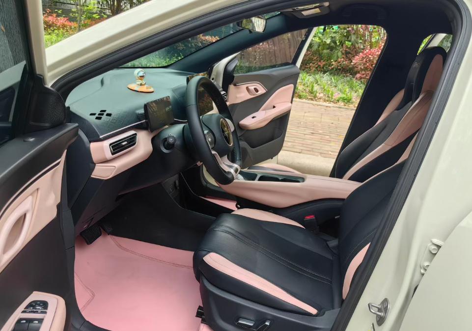 尽管这款比亚迪海鸥价格不算贵，但是内饰设计得还是挺有质感的，粉色的内饰看起来可可