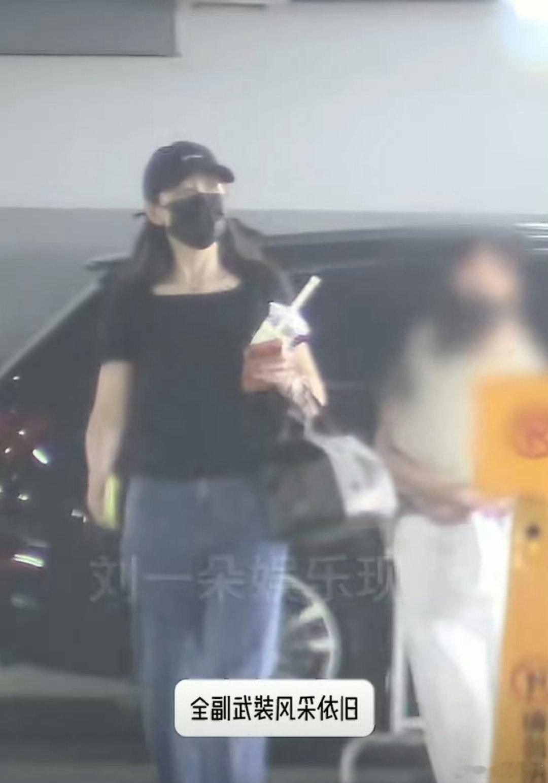 王鸥43岁状态王鸥当妈后状态 王鸥43岁状态，气质太好了 王鸥带女儿逛街