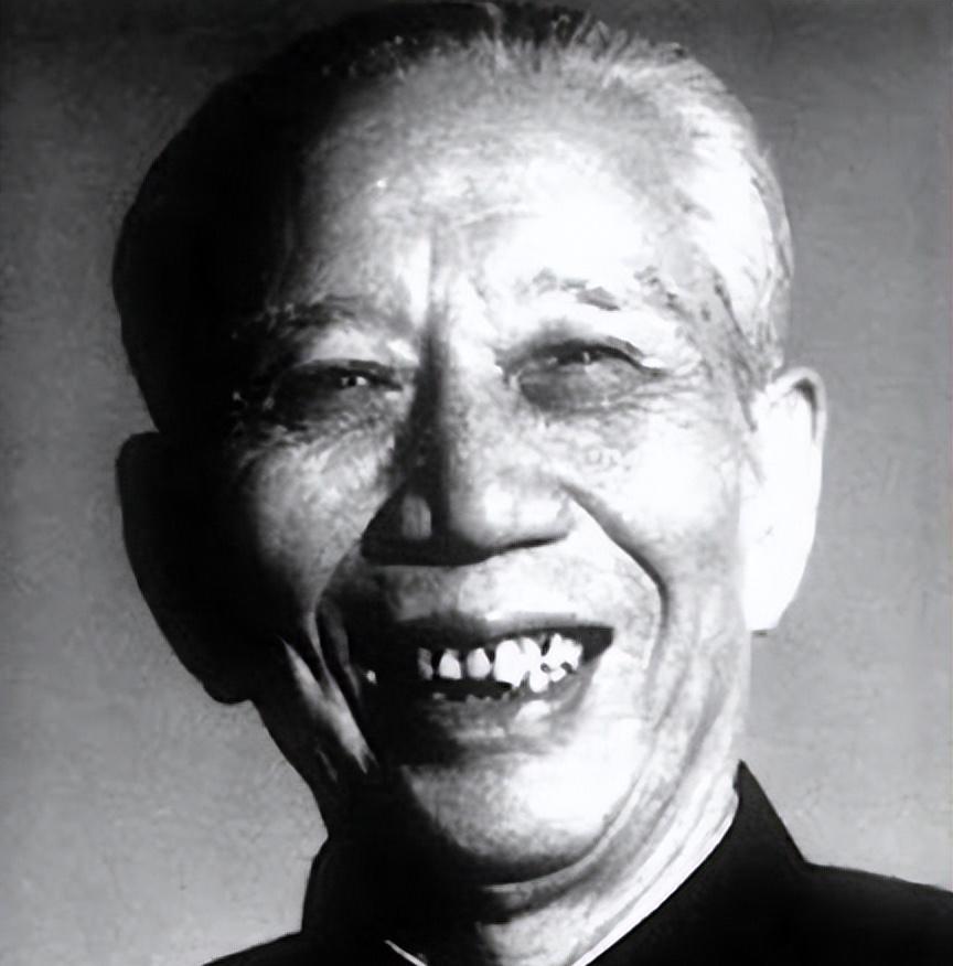 1937年10月初，毛主席坐在桌前认认真真地写着一封信。

收信人是位特殊的红军