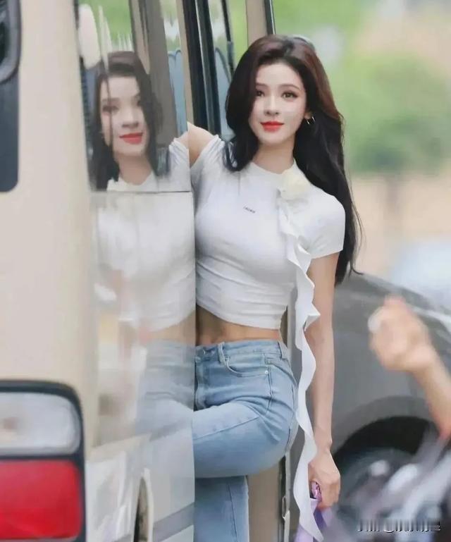 张予曦这是什么神仙颜值和身材？
这么美的少妇得迷倒多少宅男啊？
柳叶眉，弯刀腰，