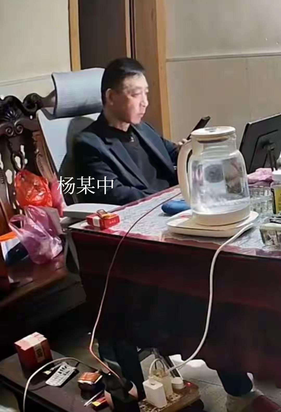 江苏常州嘉泽镇杨某中对93岁老母亲多次扇耳光，并且拳打脚踢，老人的女儿看不下去，