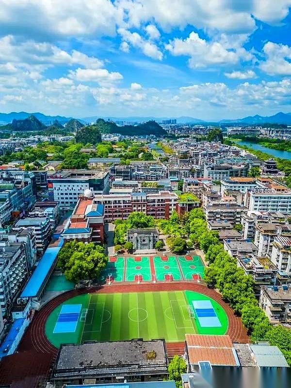 广西桂林这五所高中，排名第一的那个，把人给看迷糊了。
排第一的，桂林十八中。摊开