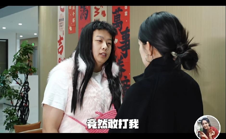 麦小登打了世豪一巴掌[呲牙][呲牙]。拍戏拍戏，许研打方蕾明场面。许我耀眼之麦小