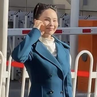 伊能静：春晚，左边自然光，右边舞台灯光。一半真实，一半戏剧，不愧神来之笔，建议给