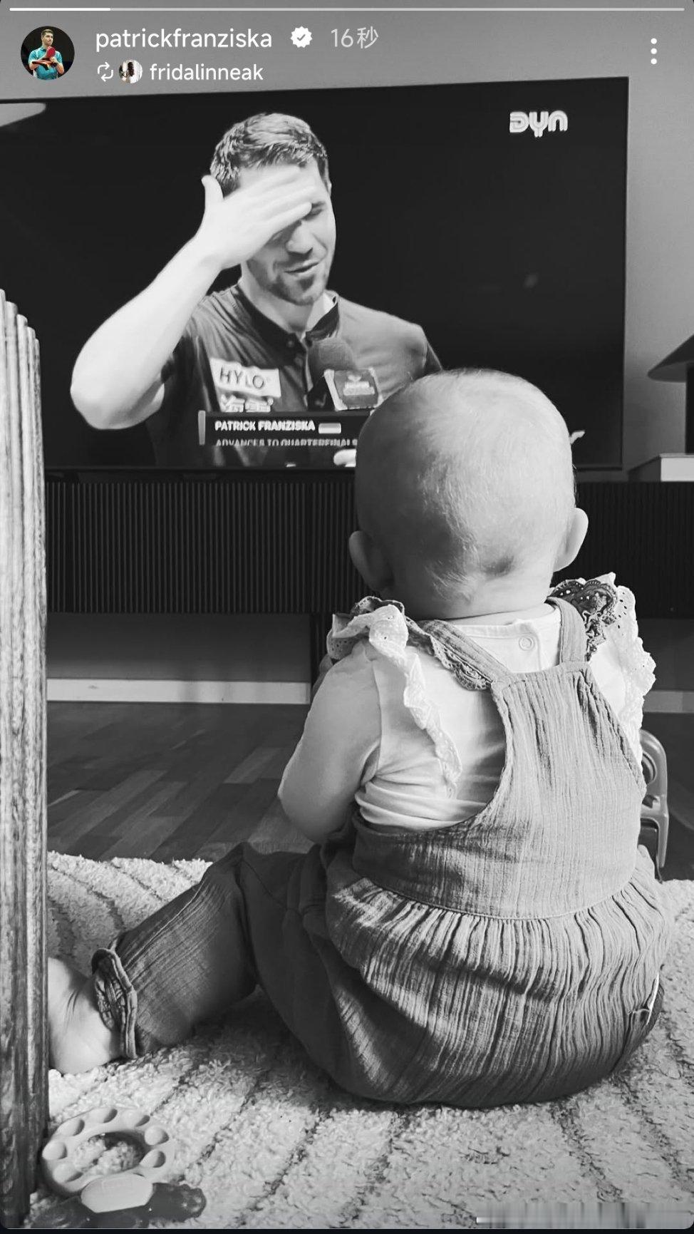 张本智和2比3弗朗西斯卡小弗的女儿在电视机前为爸爸加油