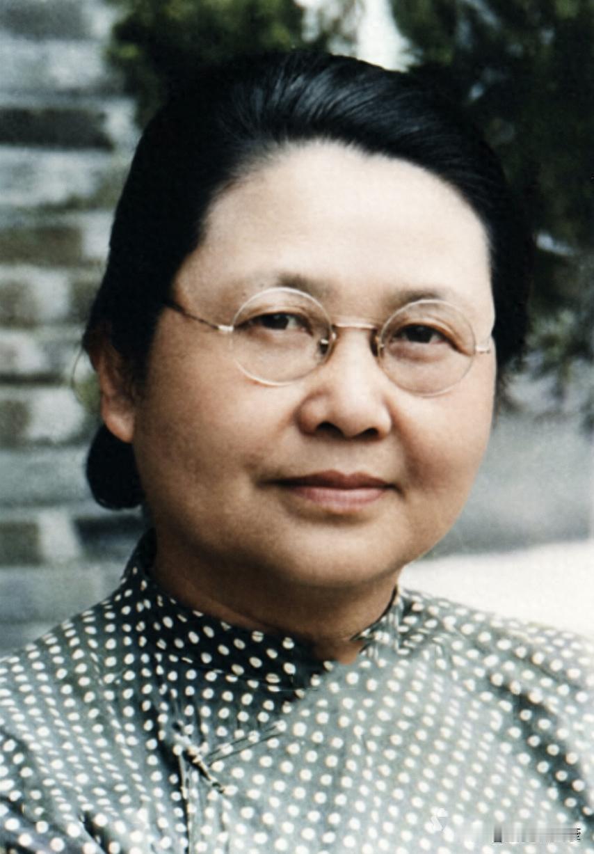 冯玉祥的老婆到底有多牛？新中国第一个女部长，儿子少将孙子中将

很多人提起冯玉祥