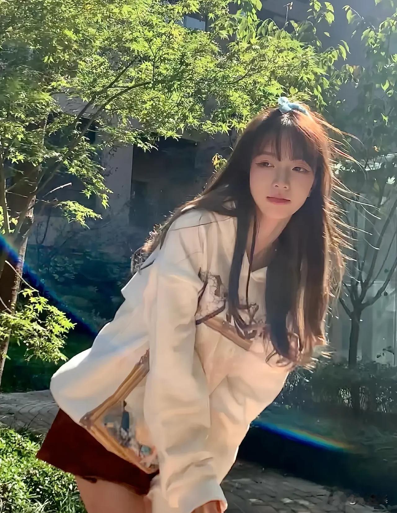 绿树阴中见，红袖添香时。