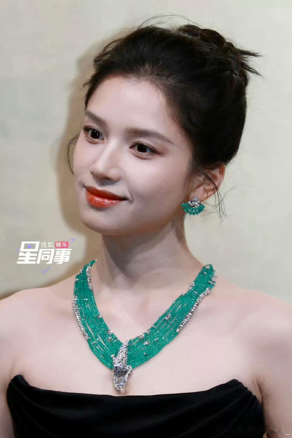 张婧仪卡这套黑色抹胸礼服造型好贵气！

她可以算是95花里面比较有青衣像的，而这