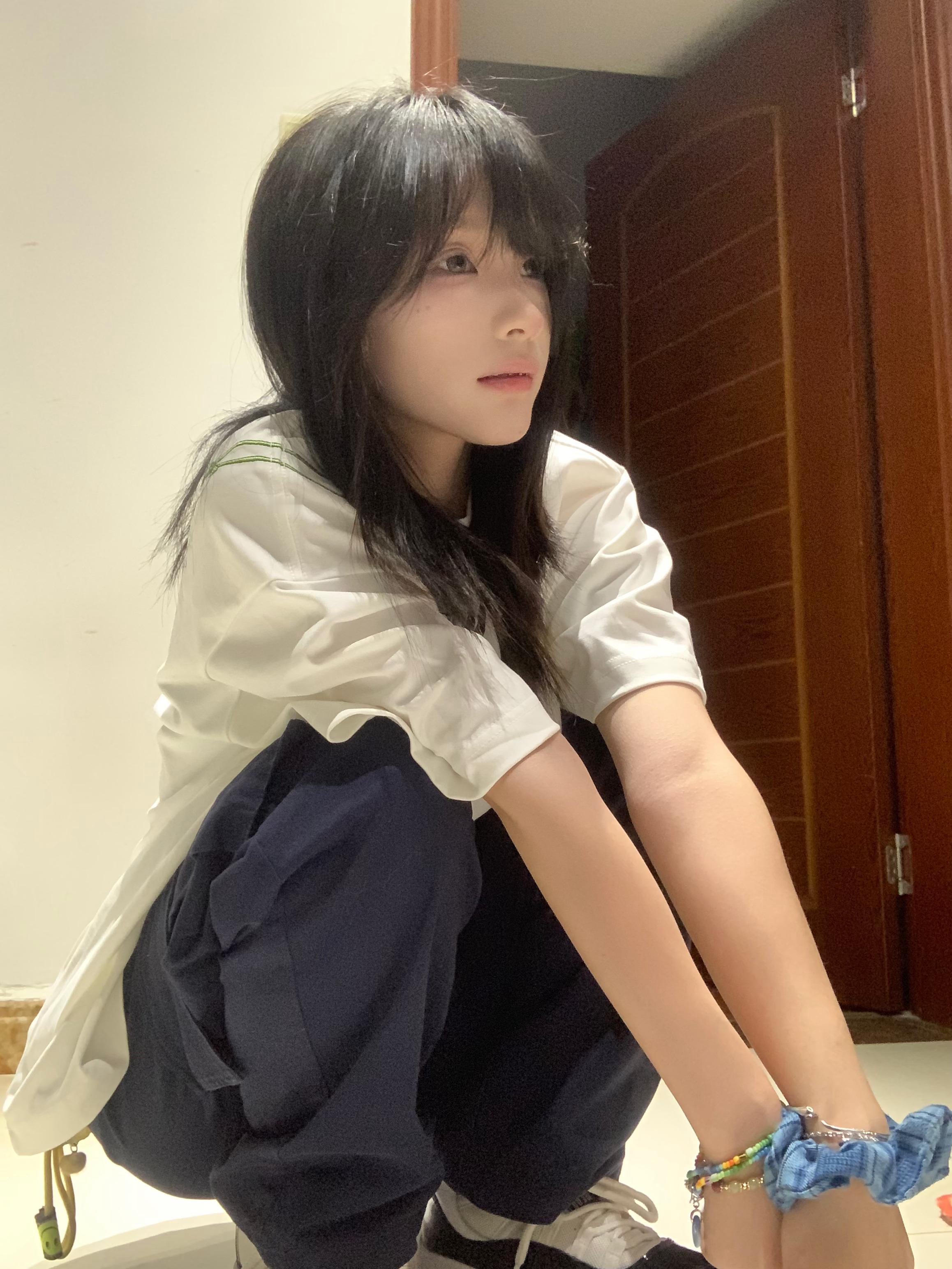 混搭白色🤍大肠发圈还有球鞋仿佛回到了高中…>_