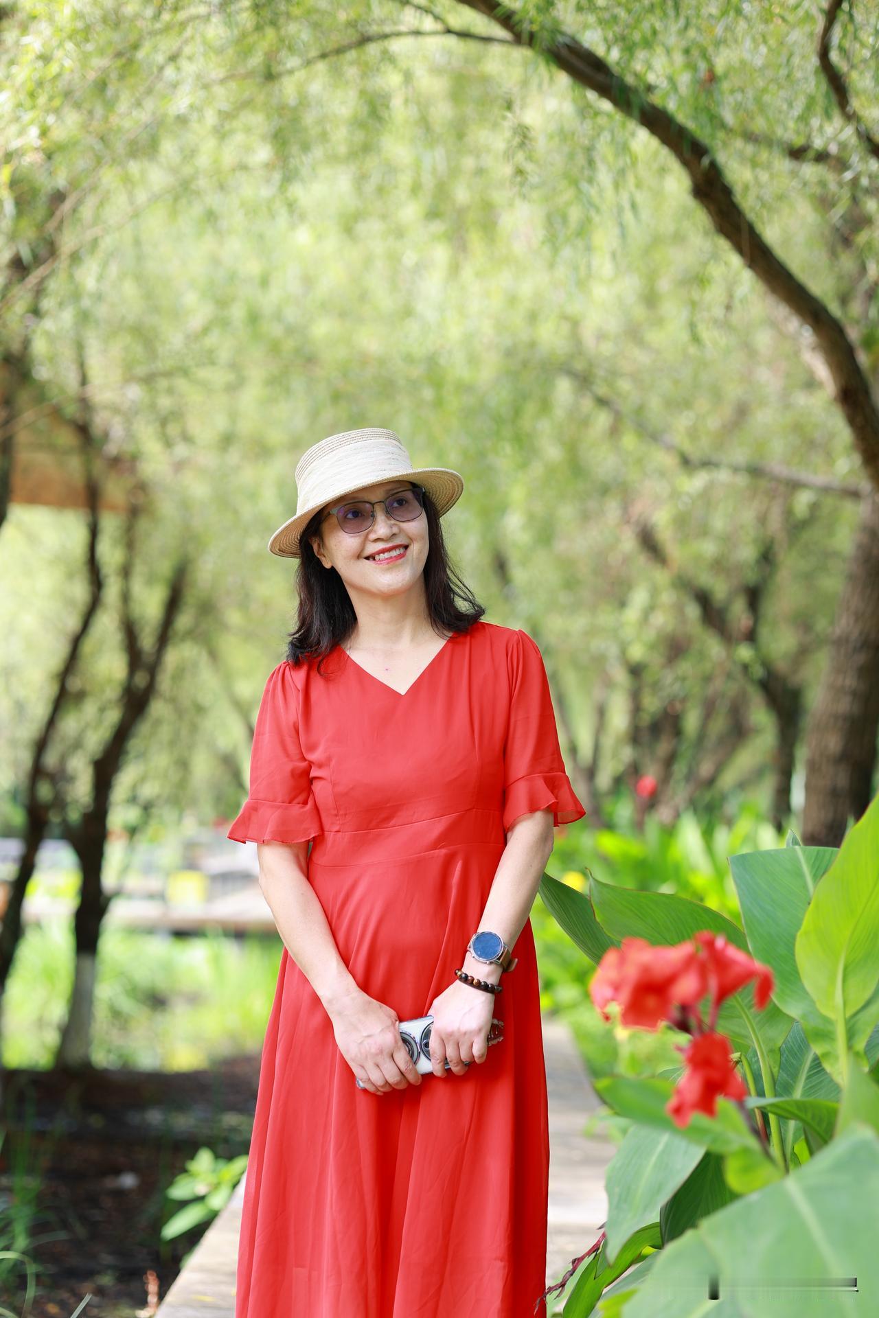 荷风送香，柳影悠长
岁月相伴，浅笑安然。

这里是贵阳近郊，位于白云区的一个农业