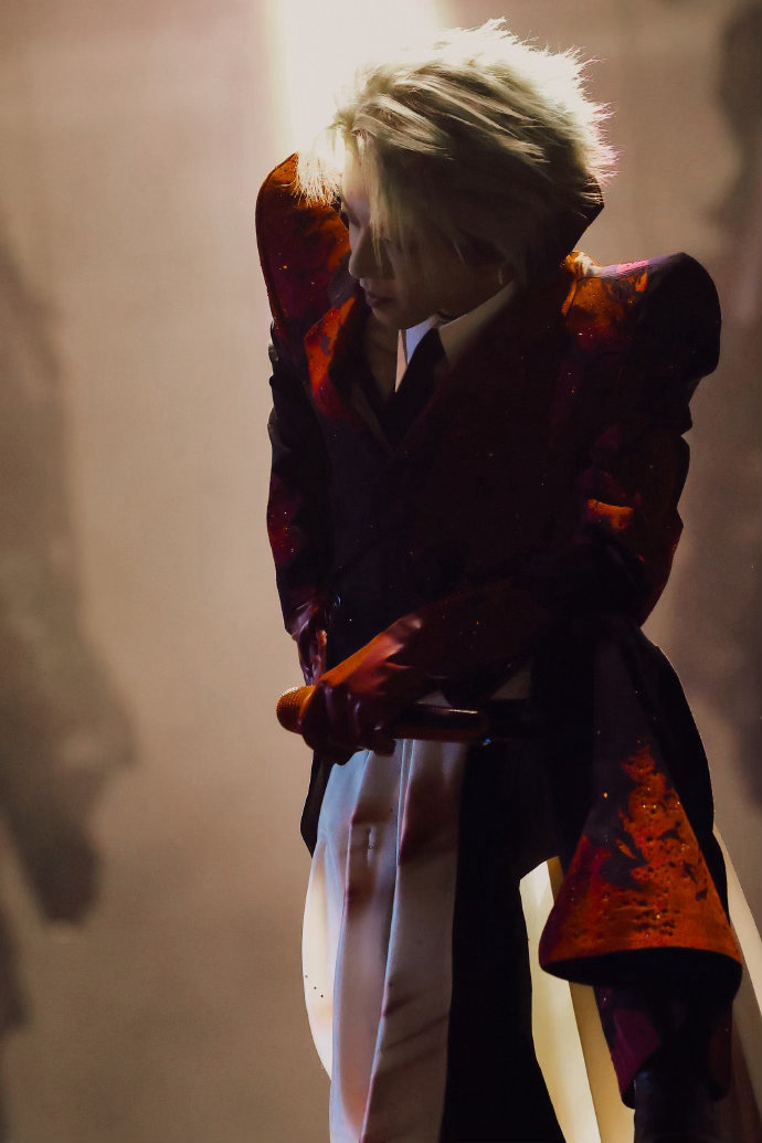 华晨宇的格局真正的顶流从来在格局里体现，清醒自律，温柔赤诚，十二年如一日坚守热爱