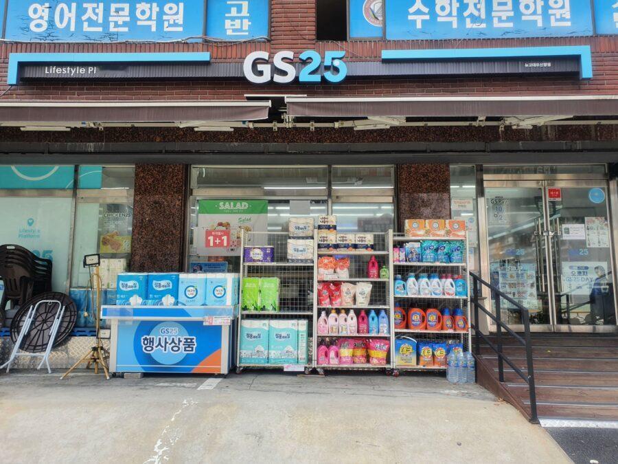 据韩国媒体《韩国先驱报》报道，韩国便利店这门看上去“最不刺激”的生意，最近却交出