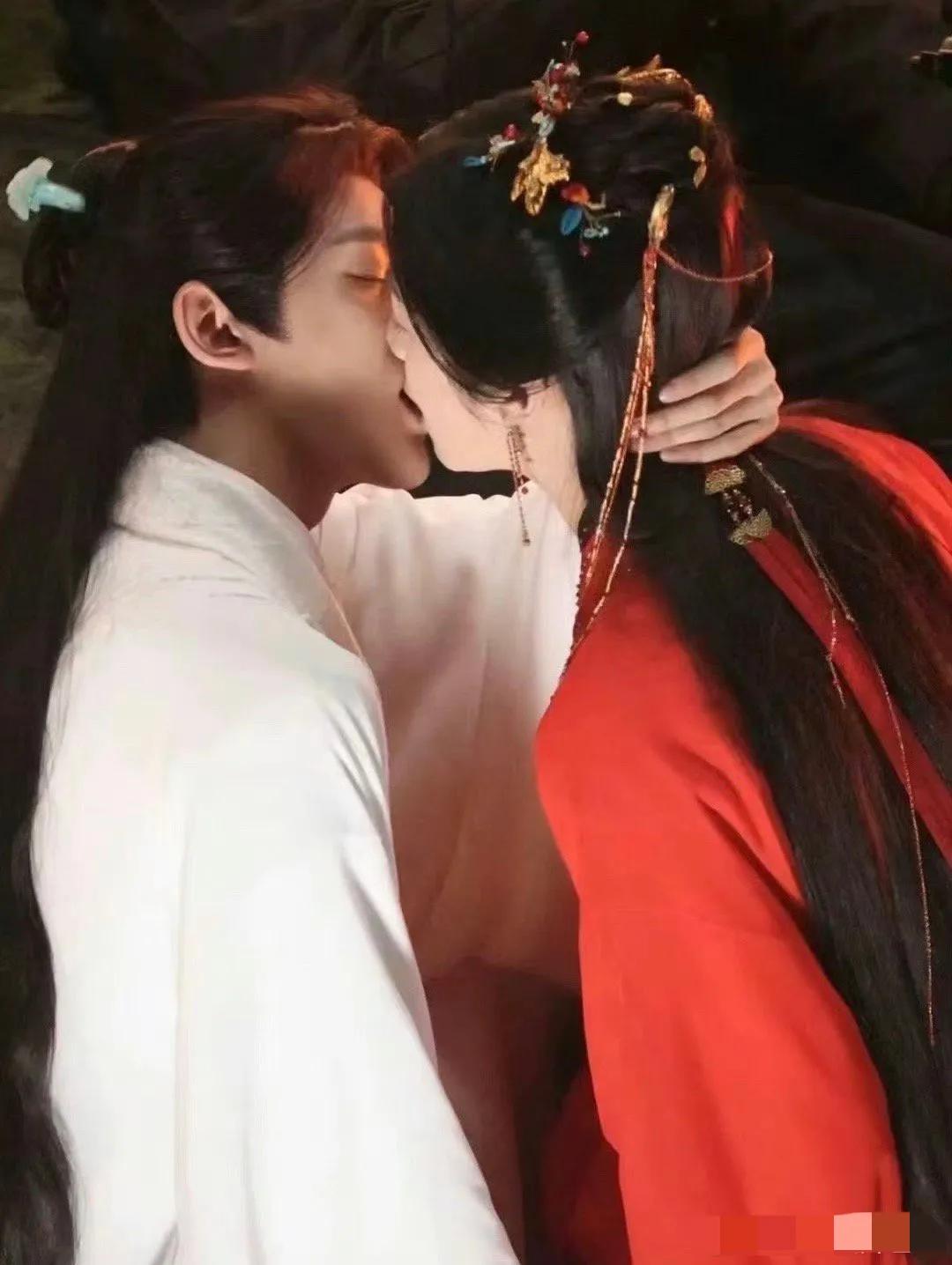 网友：我花钱买他这么多代言跟杂志，就是为了能看他亲嘴的[吐舌]格局打开[心]#邓