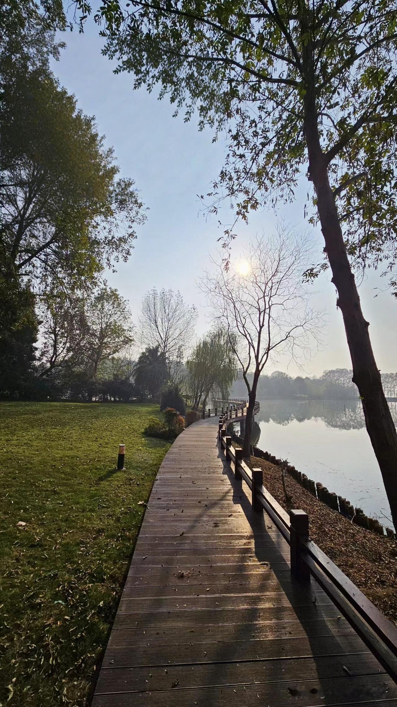 生活可以把你摔进泥潭，但所做的事能让你涅槃重生。这世上没有洗不白的骂名，只有撑不