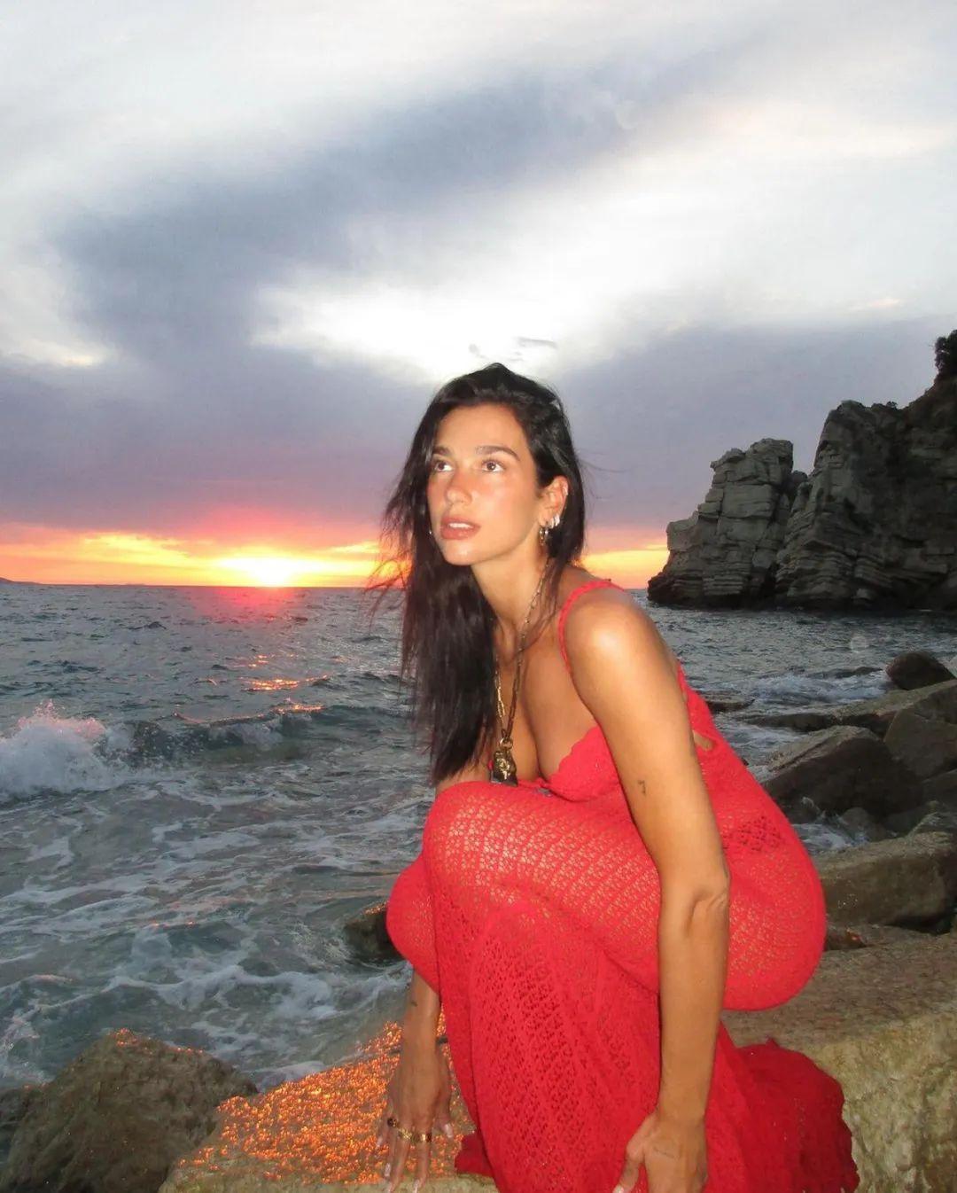 Dua Lipa 令人难忘的主题曲将我们带入到梦幻般的氛围中。她是真正的超级巨星