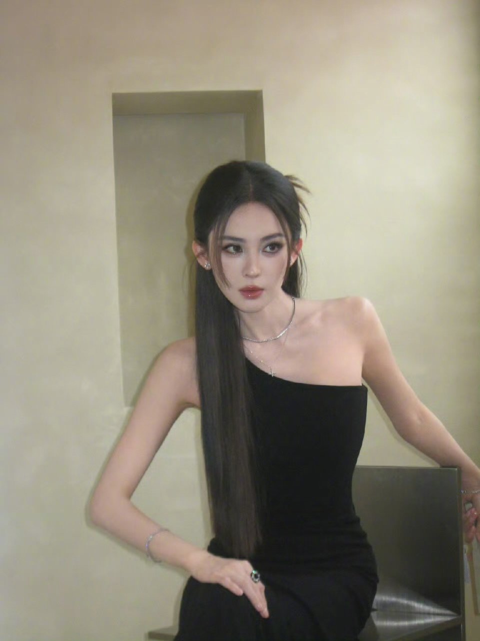 又在用脸杀人了娜扎霓虹灯下的娜扎 又在用脸杀人了娜扎，真的太权威了！ 