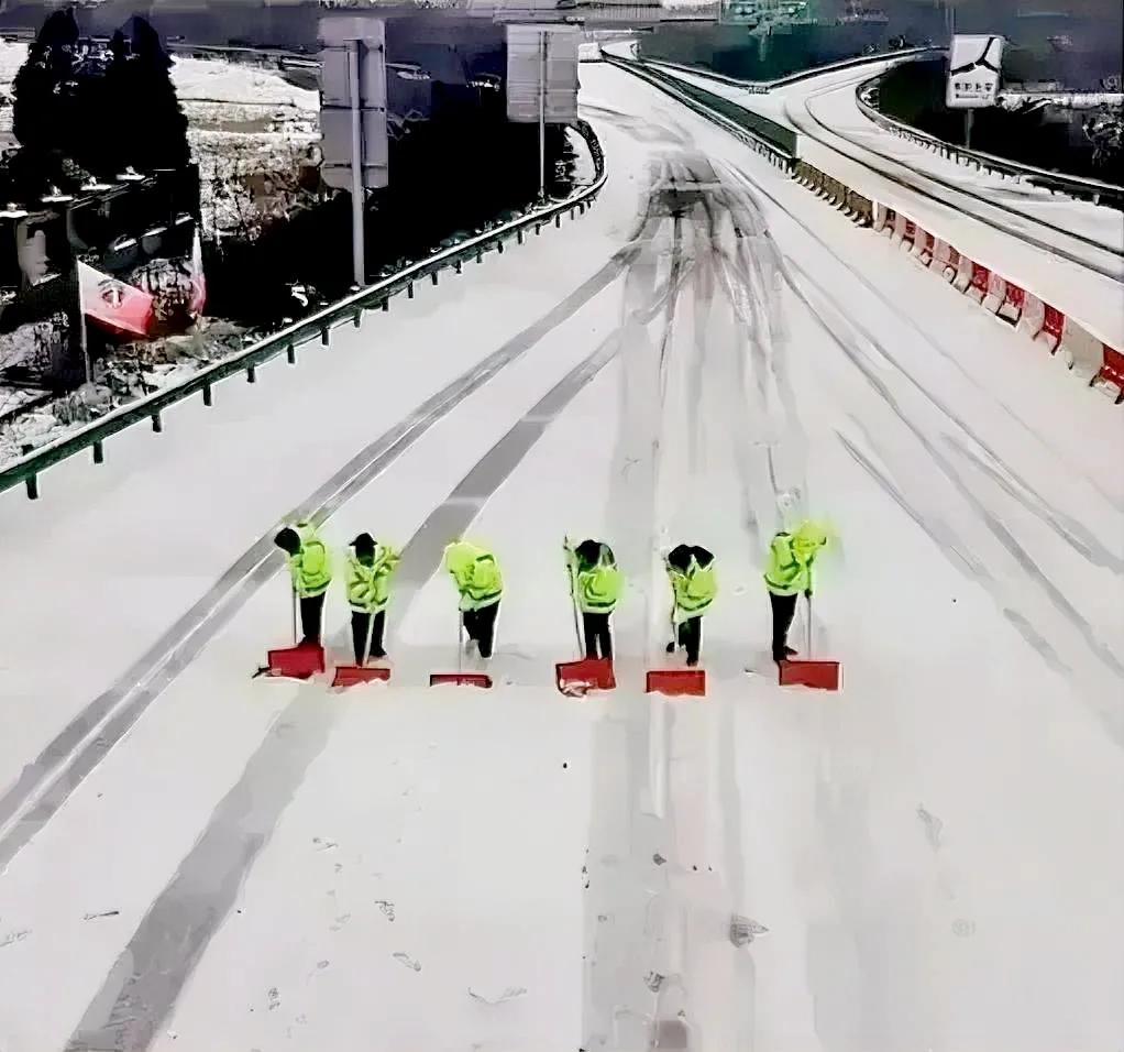 湖北高速大堵车：冰封200公里，网友急得“想开坦克”！



湖北高速这次堵车，