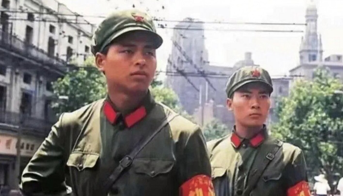 【南京路上好八连在执勤】说说看，这是哪一年？拍摄时间大概率是1972年，早晚不会