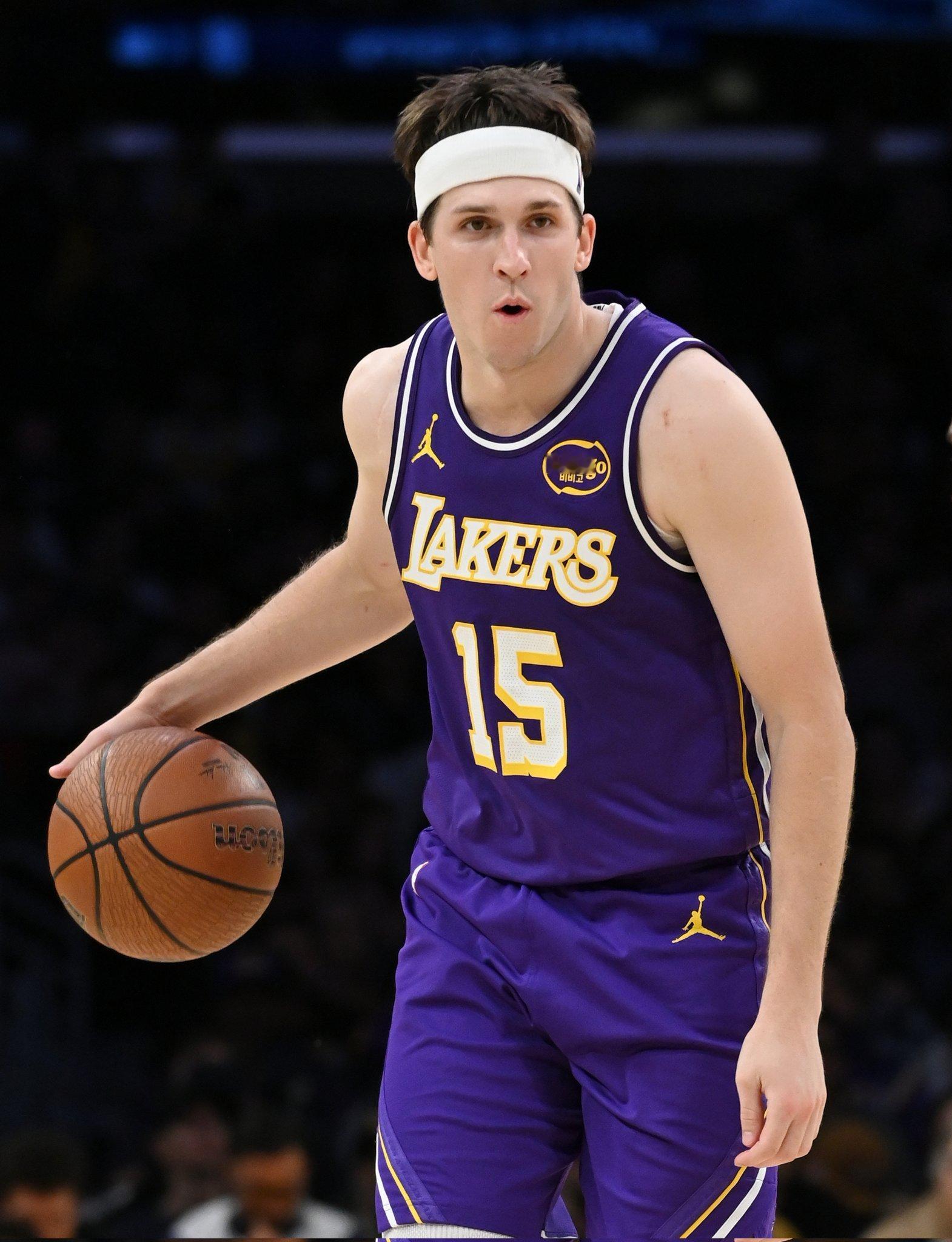 雷迪克表示，里夫斯今天的上场时间将在25分钟左右。前天对阵76人，里夫斯打了25