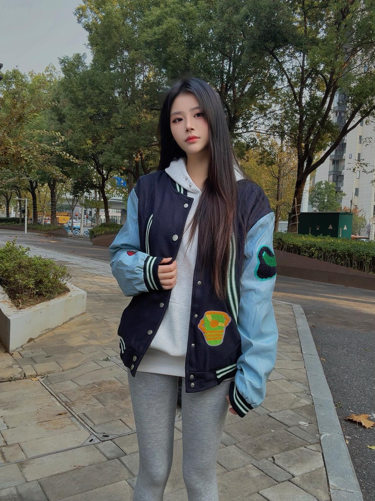 复古与潮酷的碰撞，这件棒球服绝了！

藏蓝拼接浅蓝的撞色设计，自带美式复古滤镜，